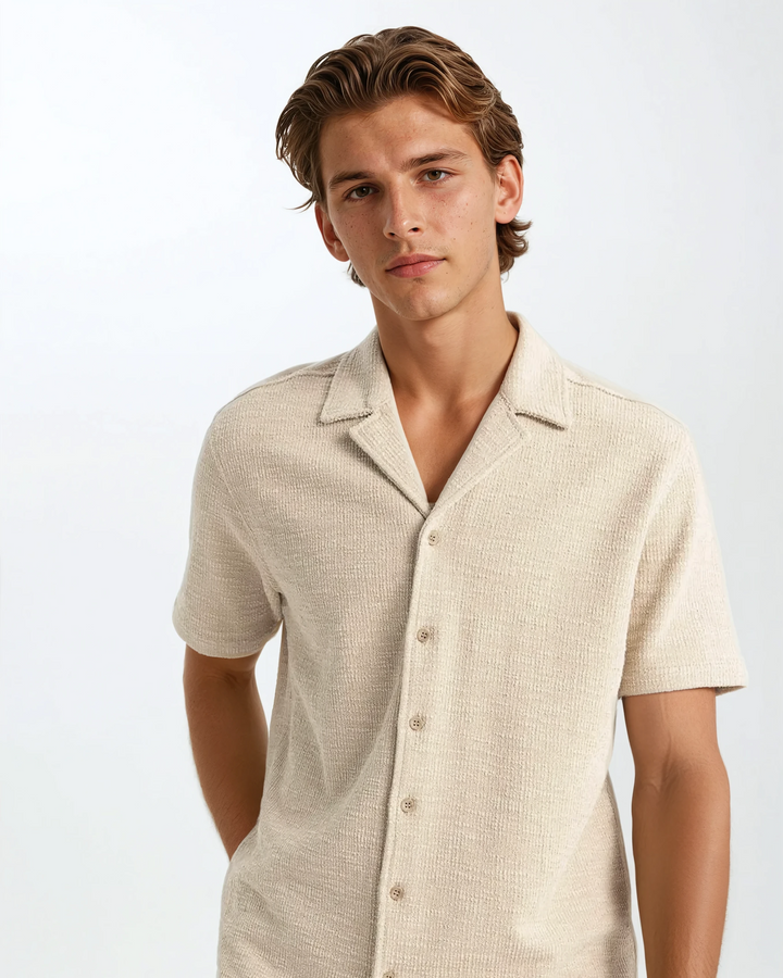 Ensemble d'été léger pour hommes en tissu gaufré avec une chemise élégante et un short confortable en beige.