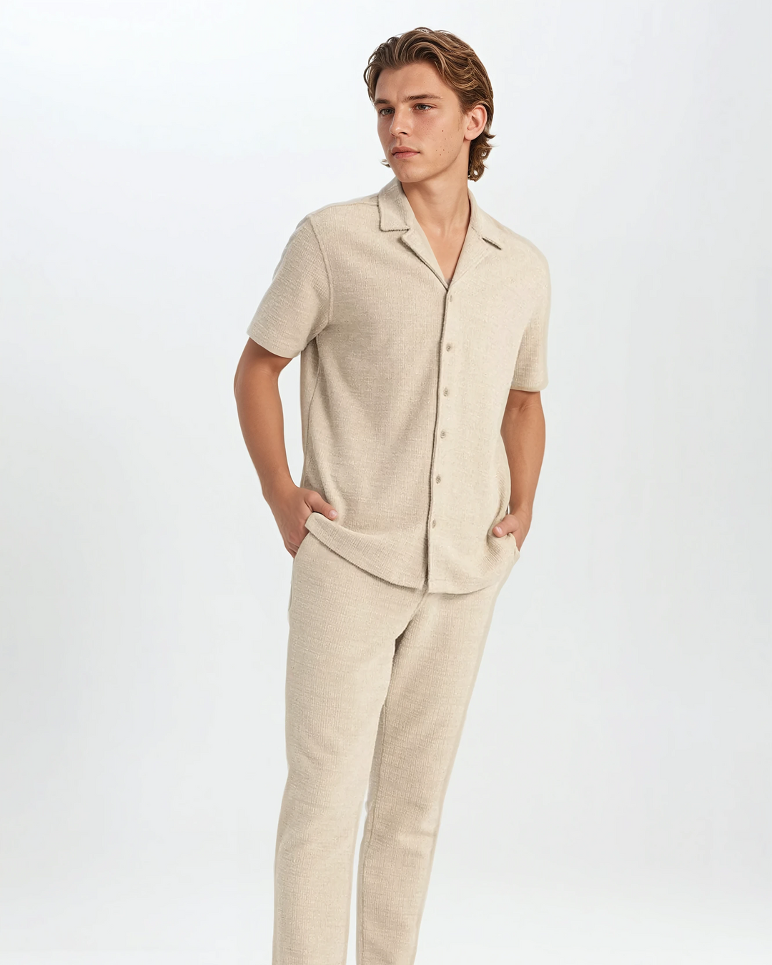 Ensemble d'été léger pour hommes en tissu gaufré avec une chemise élégante et un short confortable en beige.