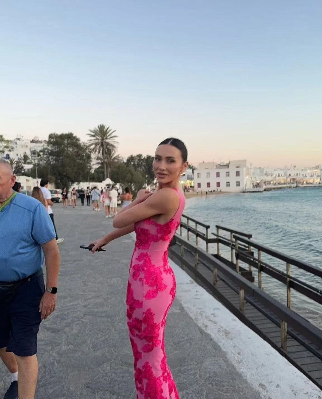 Nabila Élégante robe de chambre sans manches avec imprimé floral pour un look d'été chic et stylé.