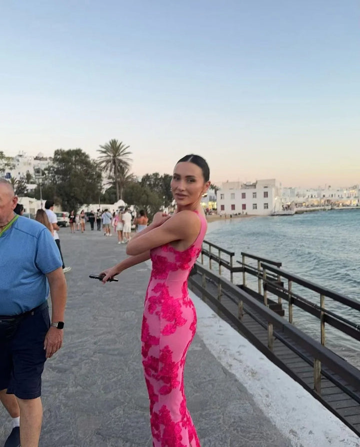 Nabila Élégante robe de chambre sans manches avec imprimé floral pour un look d'été chic et stylé.