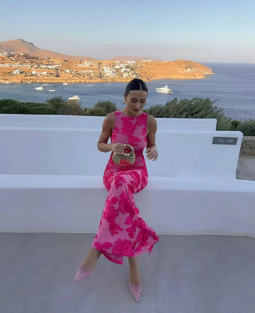 Nabila Élégante robe de chambre sans manches avec imprimé floral pour un look d'été chic et stylé.