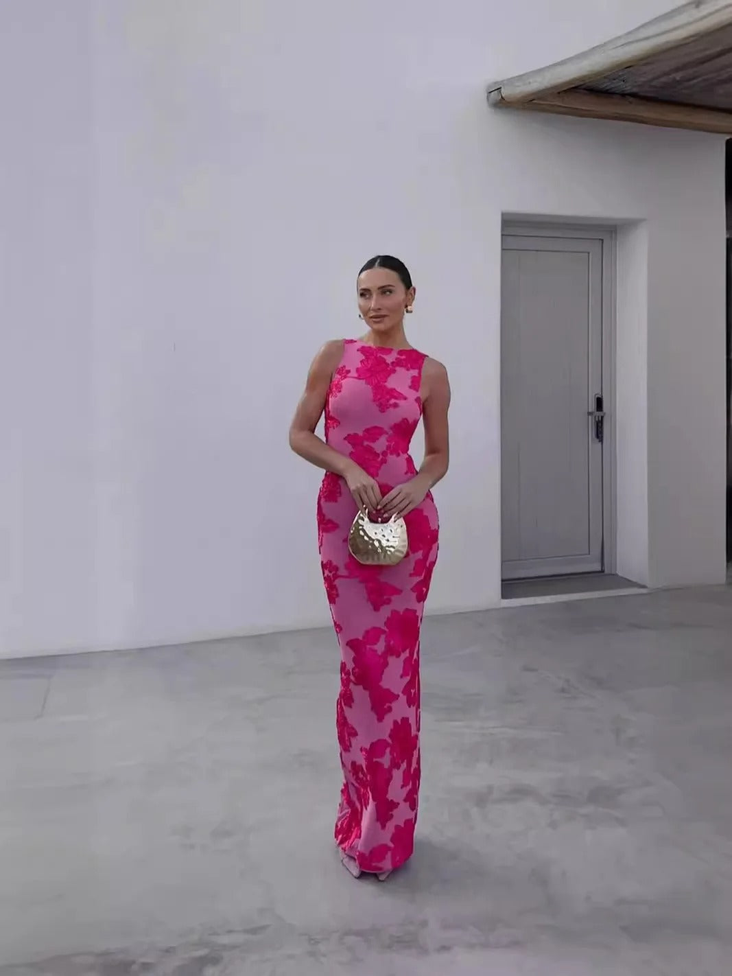 Nabila Élégante robe de chambre sans manches avec imprimé floral pour un look d'été chic et stylé.