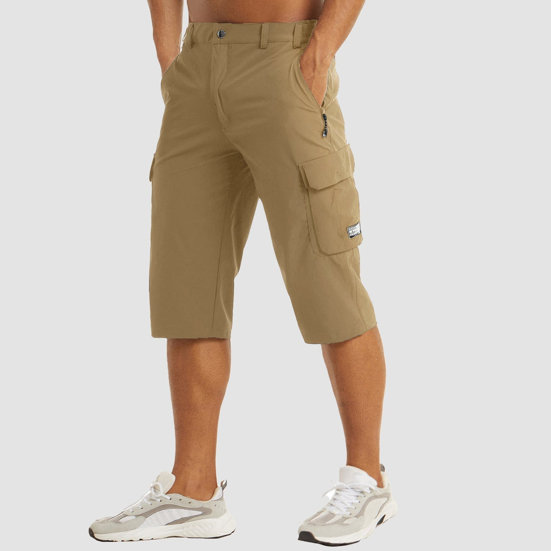 Shorts de randonnée pour hommes avec de multiples poches de rangement pour un confort et une utilisation fonctionnelle.