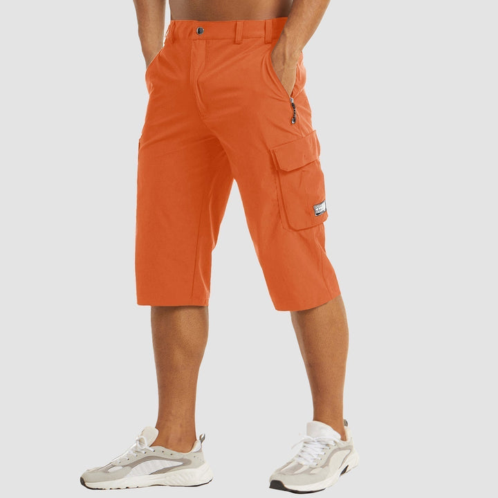 Shorts de randonnée pour hommes avec de multiples poches de rangement pour un confort et une utilisation fonctionnelle.