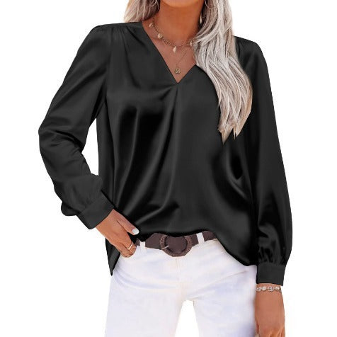 Blouse Tessa en satin noir élégant avec détails plissés stylés.