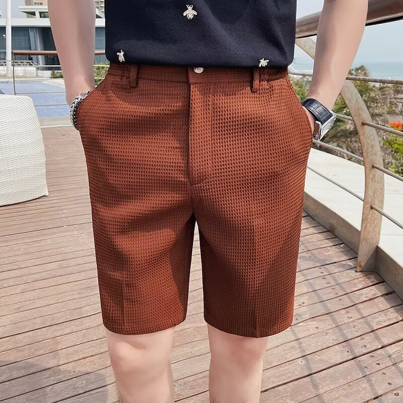 Shorts élégants pour hommes en slim fit, en tissu tissé texturé, avec taille à boutons ajustable et longueur genou confortable avec passants de ceinture.