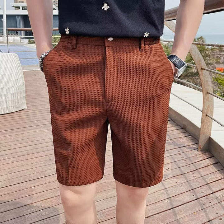 Shorts élégants pour hommes en slim fit, en tissu tissé texturé, avec taille à boutons ajustable et longueur genou confortable avec passants de ceinture.