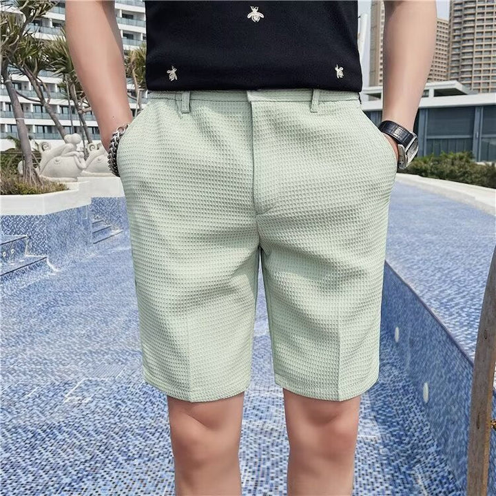 Shorts élégants pour hommes en slim fit, en tissu tissé texturé, avec taille à boutons ajustable et longueur genou confortable avec passants de ceinture.