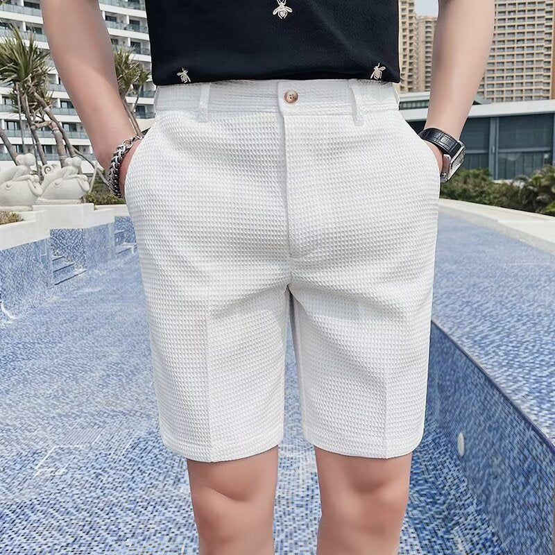 Shorts élégants pour hommes en slim fit, en tissu tissé texturé, avec taille à boutons ajustable et longueur genou confortable avec passants de ceinture.
