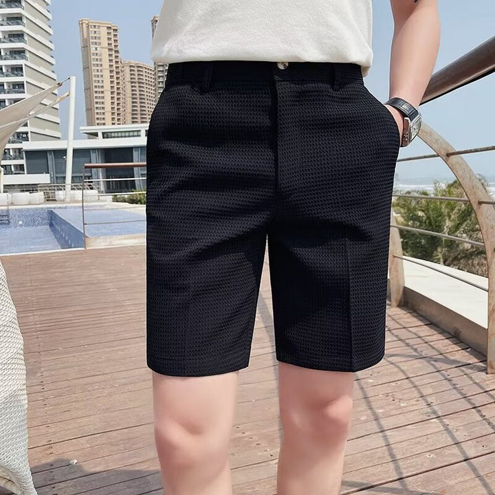 Shorts élégants pour hommes en slim fit, en tissu tissé texturé, avec taille à boutons ajustable et longueur genou confortable avec passants de ceinture.