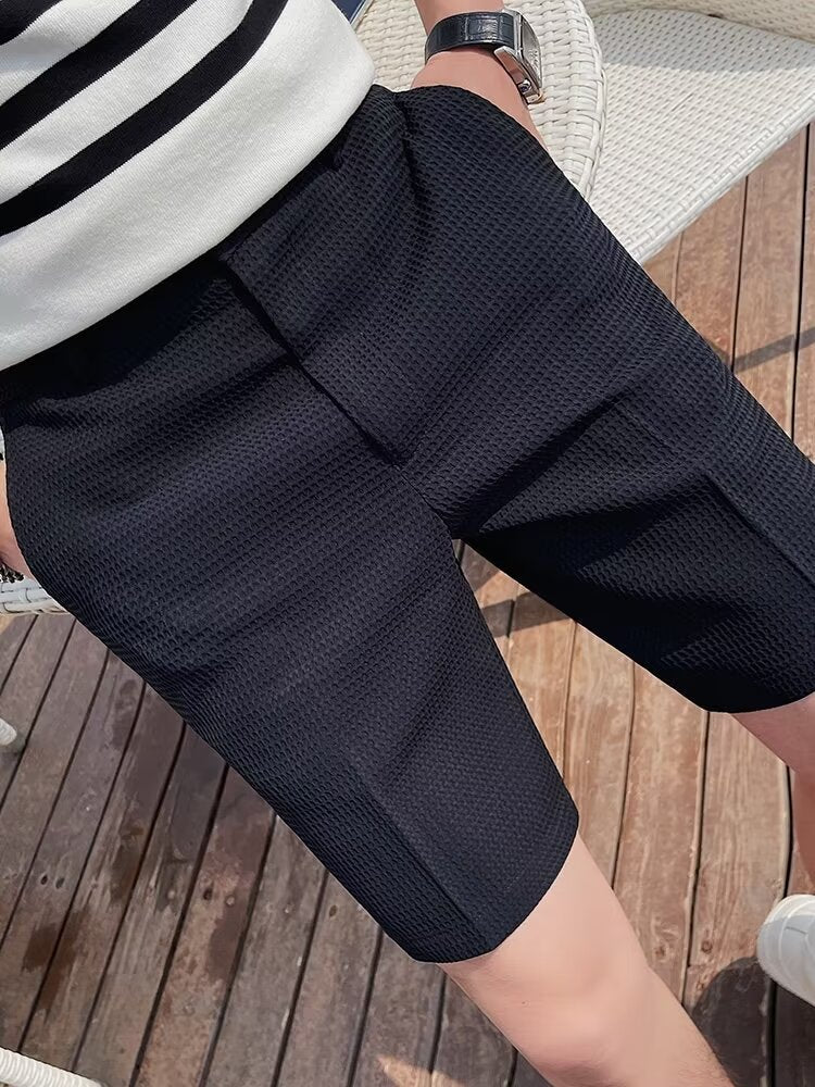 Shorts élégants pour hommes en slim fit, en tissu tissé texturé, avec taille à boutons ajustable et longueur genou confortable avec passants de ceinture.