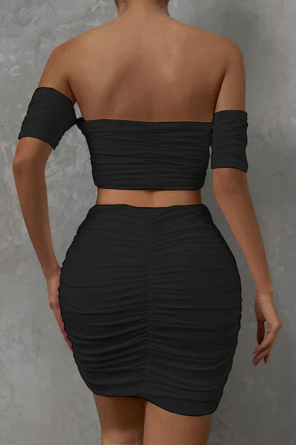 Ensemble chic avec un top à épaules dénudées et des ruchés, accompagné d'une mini-jupe assortie.