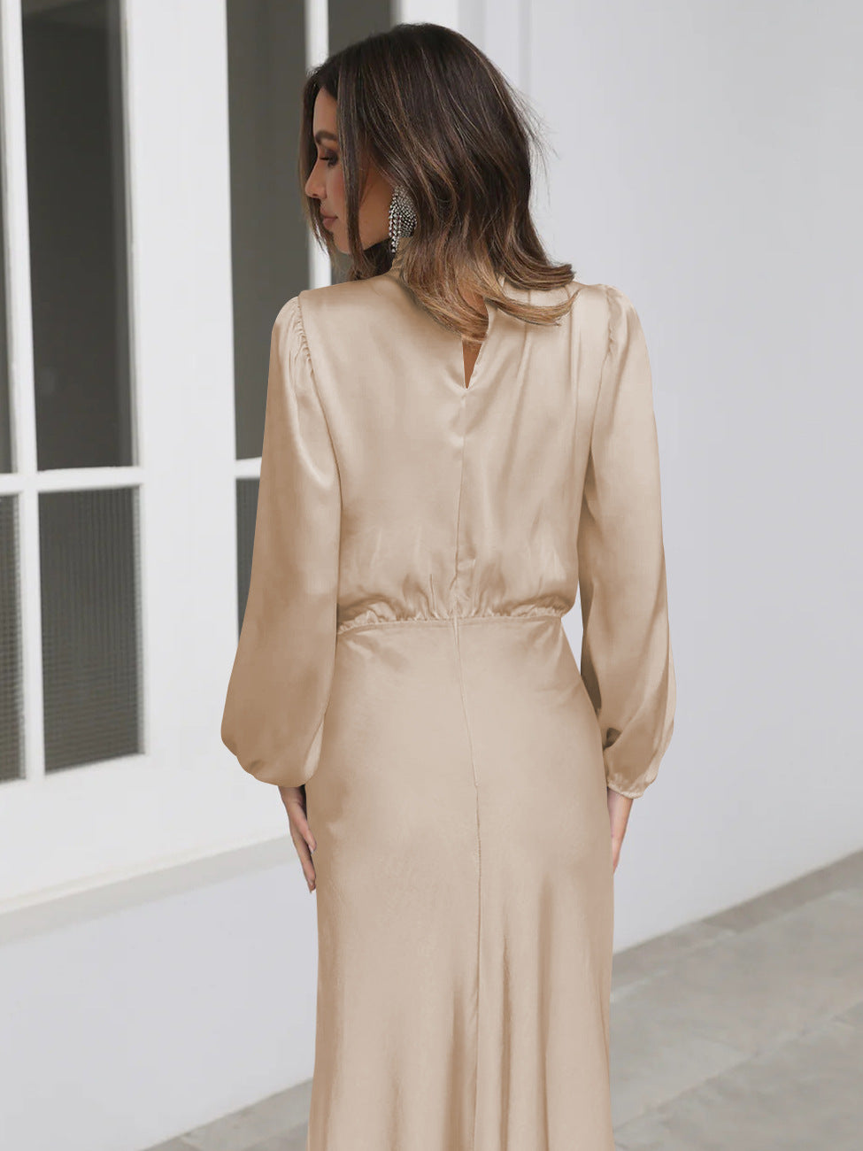 Darielle | Robe en satin luxe à manches longues pour les soirées, les fêtes et les occasions élégantes.