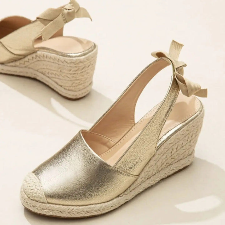 Sandales élégantes d'été pour femmes avec une lanière dorée pour un look frais.