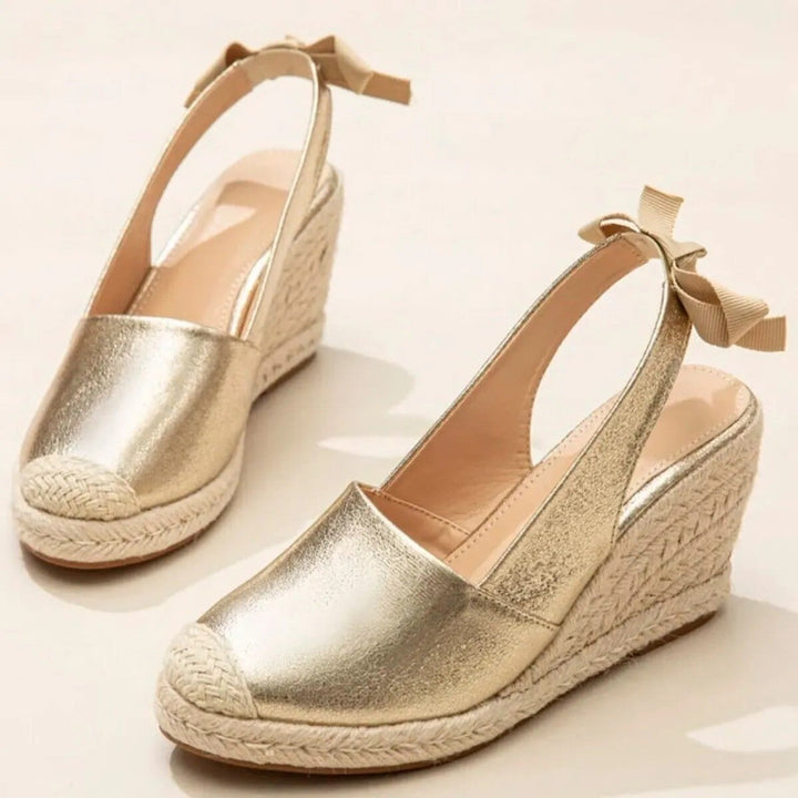 Sandales élégantes d'été pour femmes avec une lanière dorée pour un look frais.