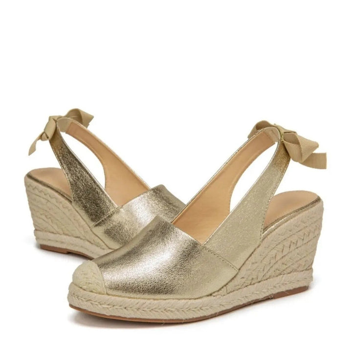Sandales élégantes d'été pour femmes avec une lanière dorée pour un look frais.