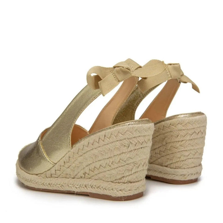Sandales élégantes d'été pour femmes avec une lanière dorée pour un look frais.