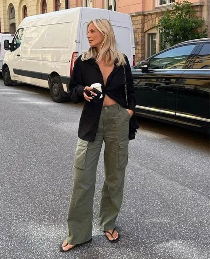 Pantalon cargo femme élégant et confortable, avec une coupe parfaite pour un look décontracté.