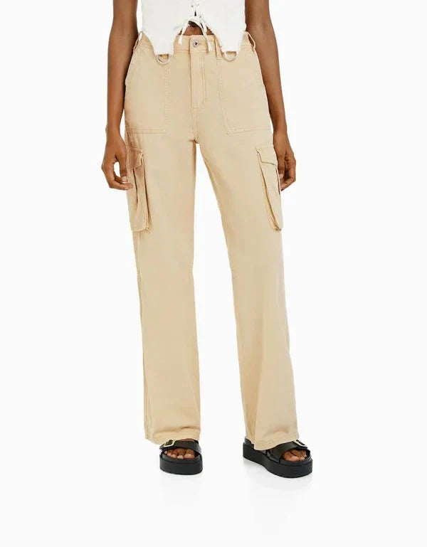 Pantalon cargo femme élégant et confortable, avec une coupe parfaite pour un look décontracté.