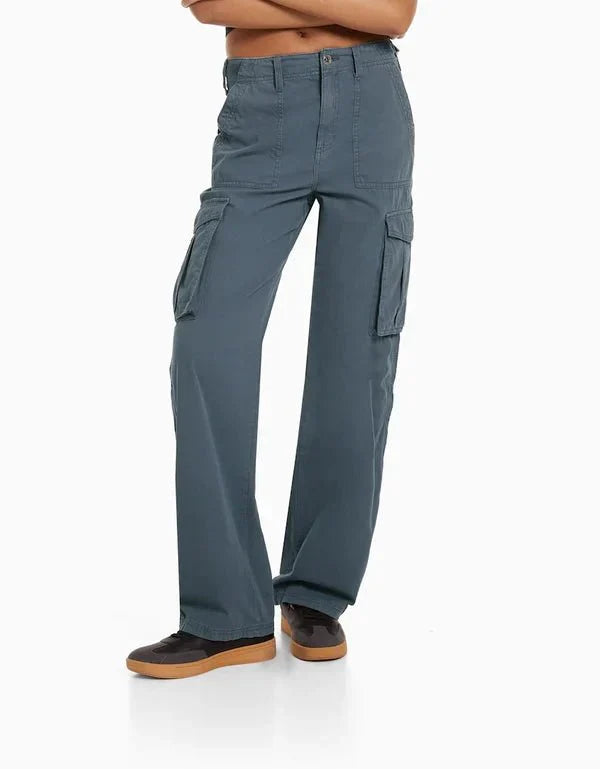 Pantalon cargo femme élégant et confortable, avec une coupe parfaite pour un look décontracté.