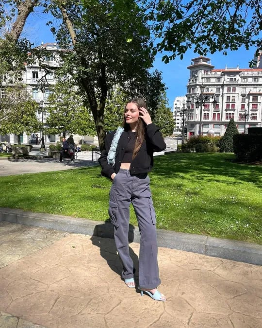 Pantalon cargo femme élégant et confortable, avec une coupe parfaite pour un look décontracté.