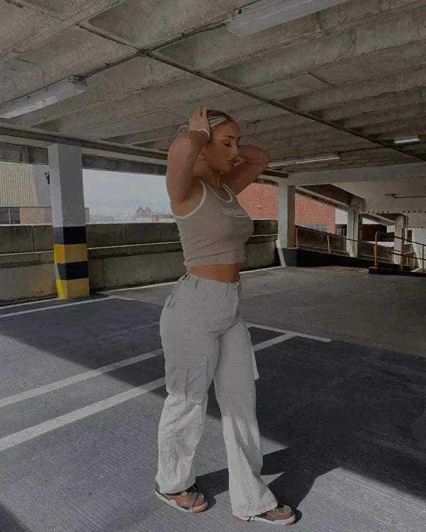 Pantalon cargo femme élégant et confortable, avec une coupe parfaite pour un look décontracté.