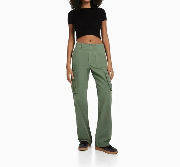 Pantalon cargo femme élégant et confortable, avec une coupe parfaite pour un look décontracté.
