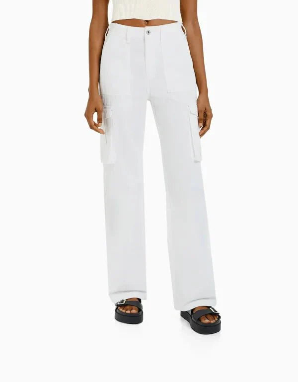 Pantalon cargo femme élégant et confortable, avec une coupe parfaite pour un look décontracté.