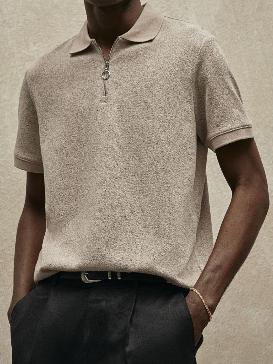 Polo jersey modern et stylée avec fermeture éclair pour un look élégant.