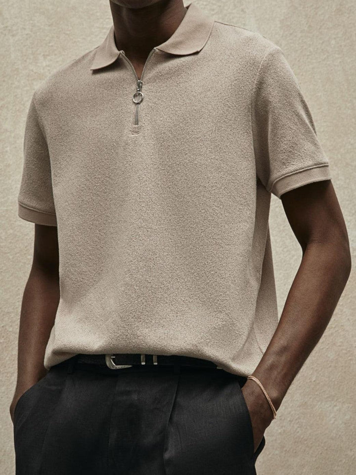 Polo jersey modern et stylée avec fermeture éclair pour un look élégant.