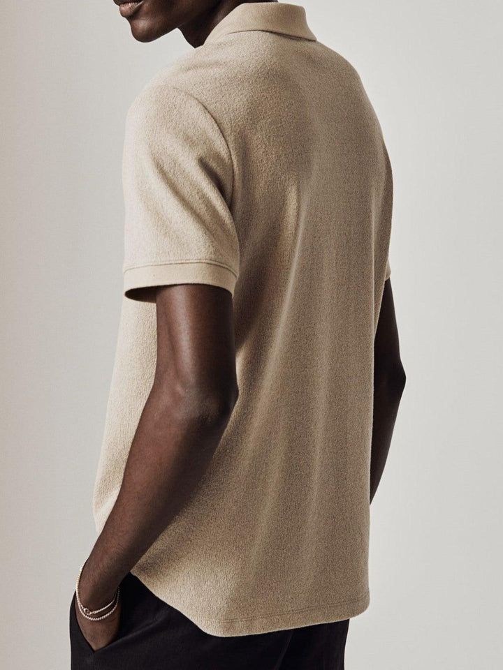 Polo jersey modern et stylée avec fermeture éclair pour un look élégant.