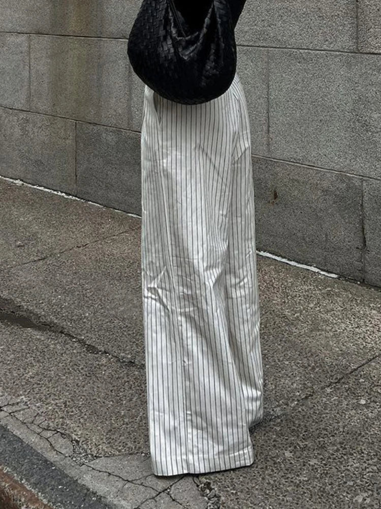 Élégant pantalon à rayures noires et blanches de Lotte