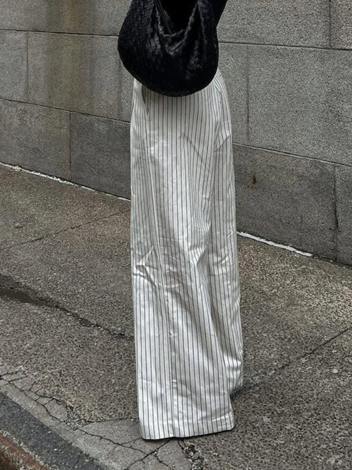 Élégant pantalon à rayures noires et blanches de Lotte