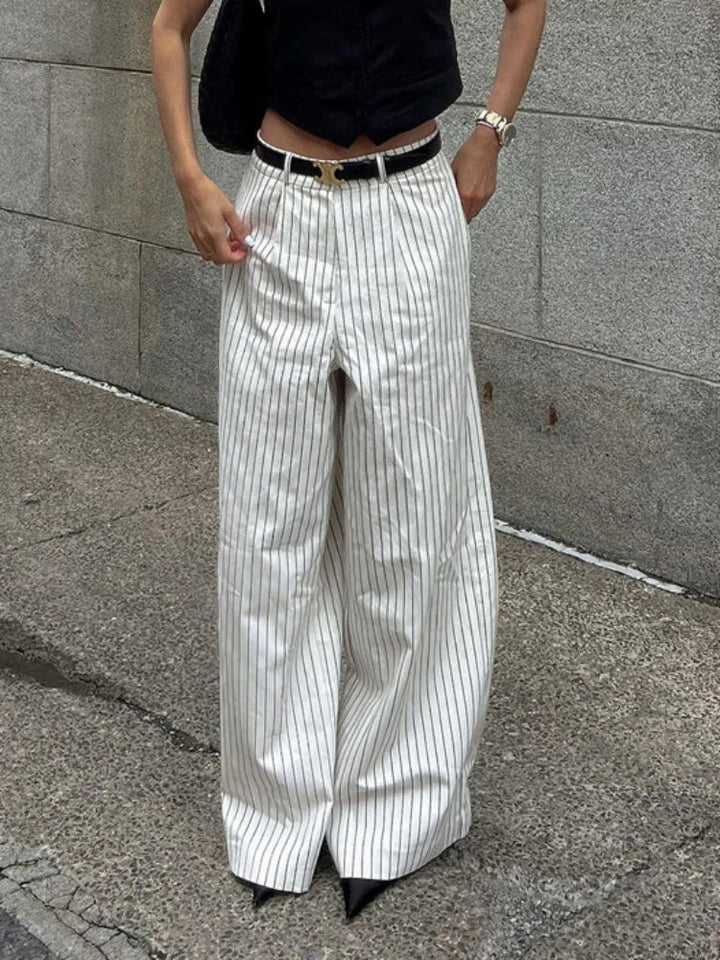 Élégant pantalon à rayures noires et blanches de Lotte