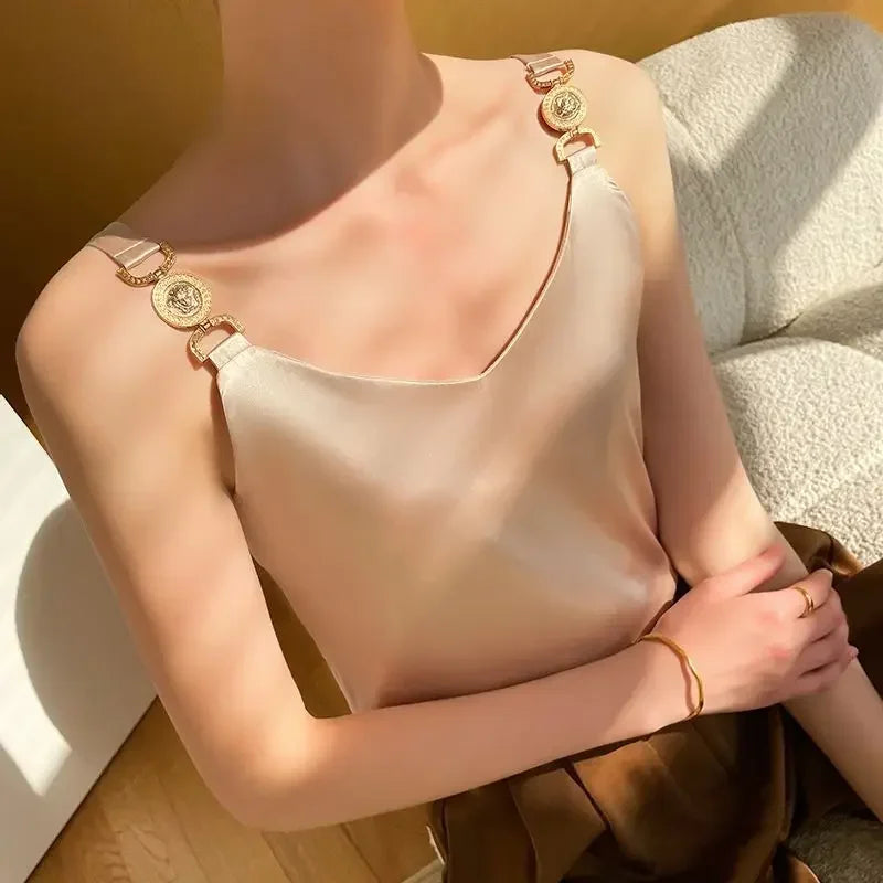 Claire - Haut élégante pour dames avec décolleté en V et détails de épaules dorés saisissants