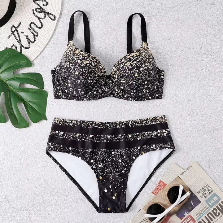 Maillot de bain taille haute en tweed élégant pour femmes, avec un imprimé chic pour un été tendance.