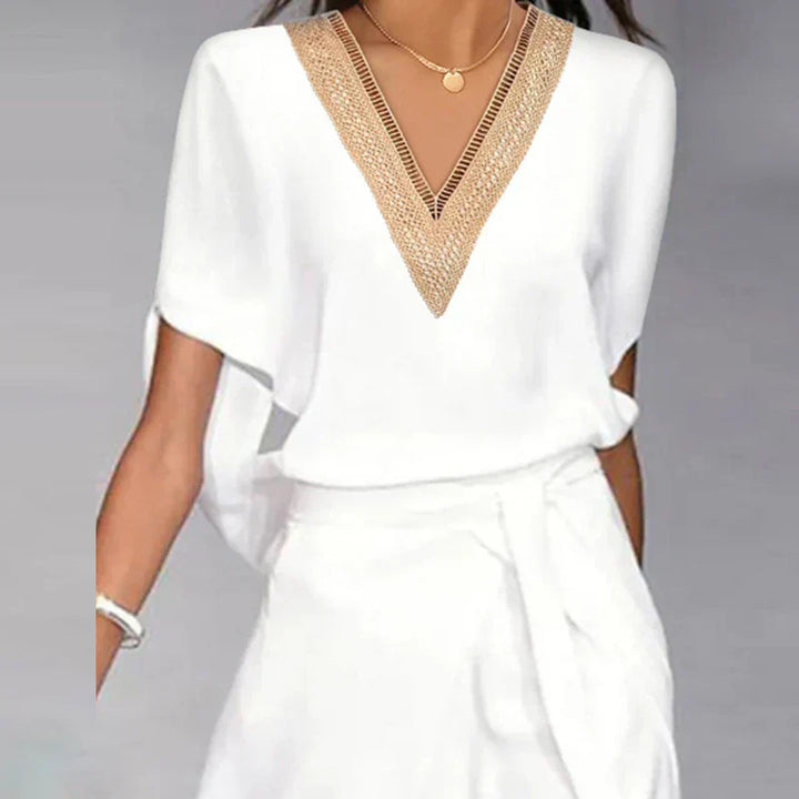 Katra | Élégante robe de chambre midi blanche avec décolleté en V - parfaite pour les occasions décontractées et en soirée, en matière très confortable à porter.