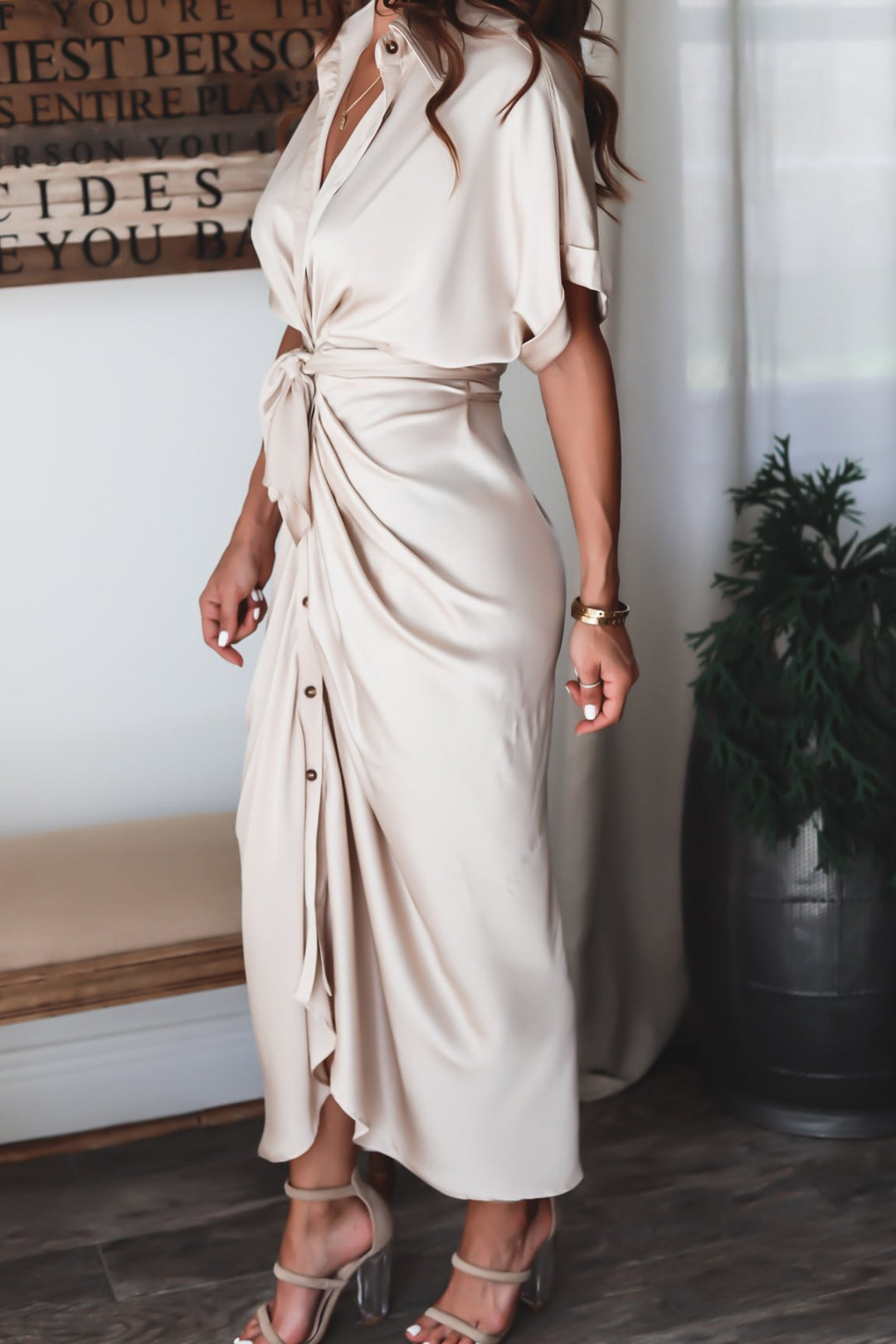 Élégante et magnifique dressing gown de chambre maxi portefeuille pour un look raffiné.