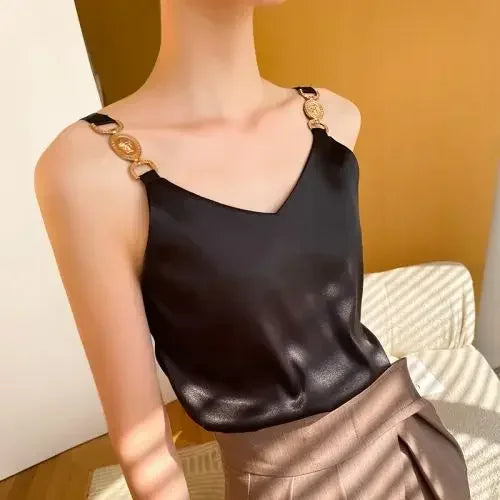 Claire - Haut élégante pour dames avec décolleté en V et détails de épaules dorés saisissants