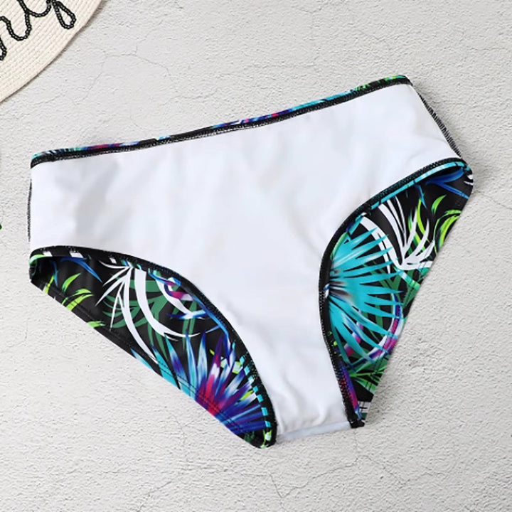 Maillot de bain taille haute en tweed élégant pour femmes, avec un imprimé chic pour un été tendance.
