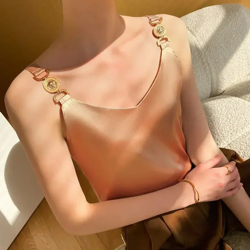 Claire - Haut élégante pour dames avec décolleté en V et détails de épaules dorés saisissants