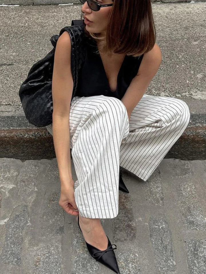 Élégant pantalon à rayures noires et blanches de Lotte