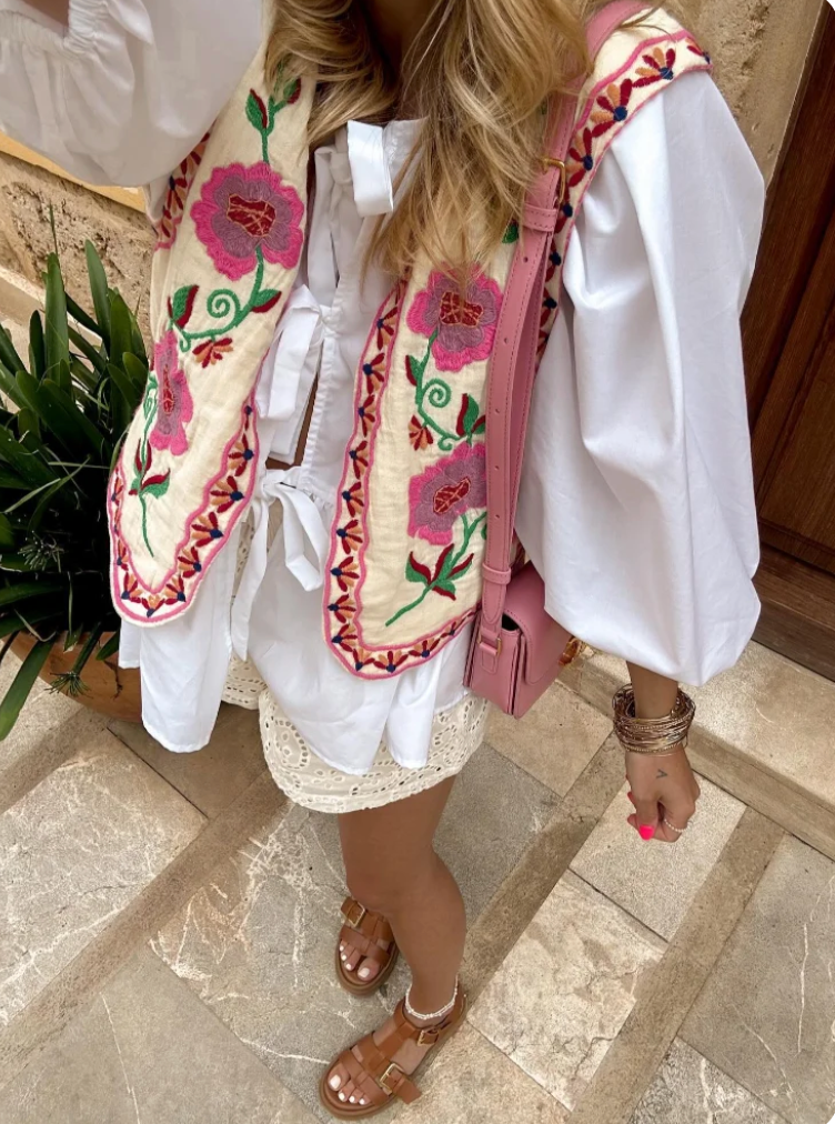 Gilda - Élégant gilet en fleurs sauvages