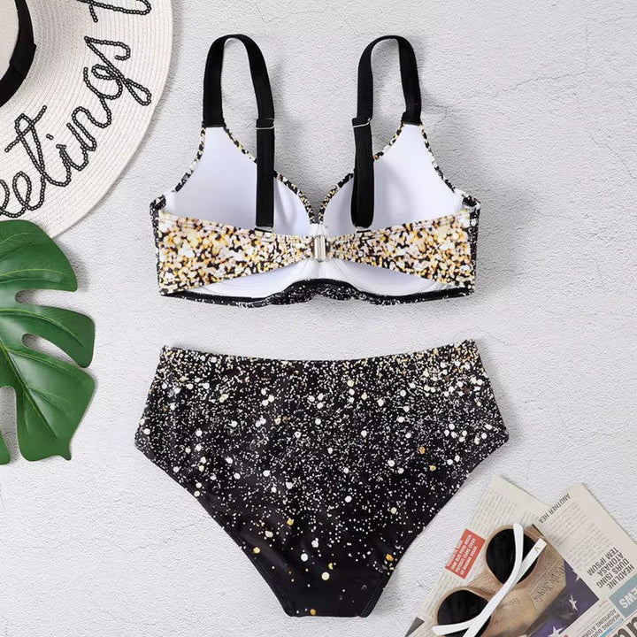 Maillot de bain taille haute en tweed élégant pour femmes, avec un imprimé chic pour un été tendance.