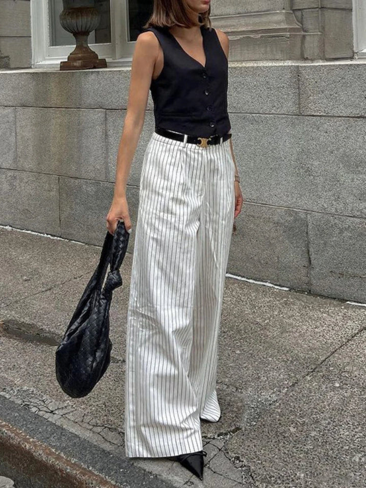 Élégant pantalon à rayures noires et blanches de Lotte