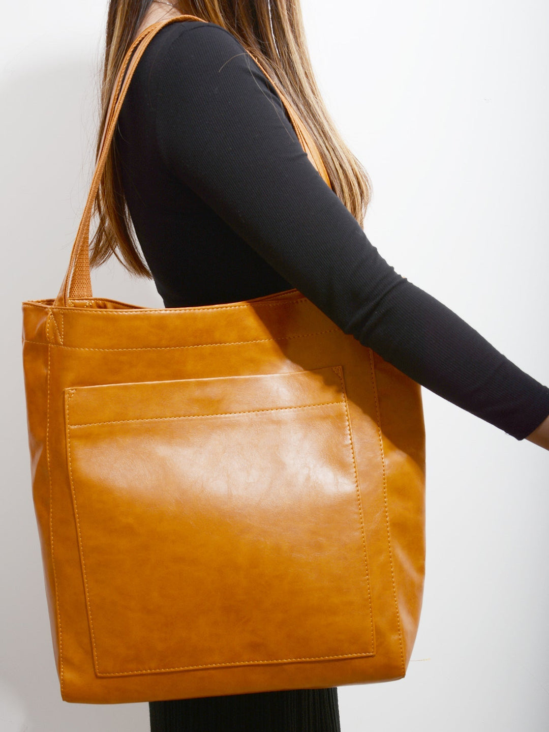 Nova - Élégante sac en cuir avec fermeture par bouton-pression et espace de rangement supplémentaire.