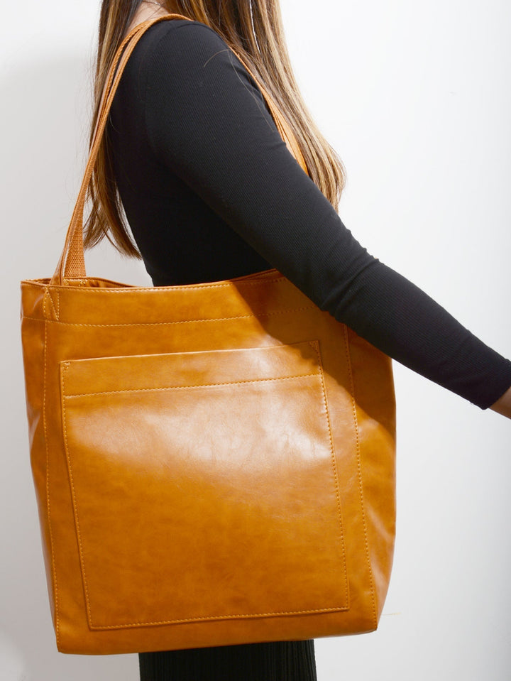Nova - Élégante sac en cuir avec fermeture par bouton-pression et espace de rangement supplémentaire.