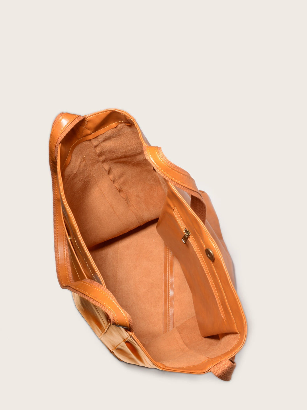 Nova - Élégante sac en cuir avec fermeture par bouton-pression et espace de rangement supplémentaire.