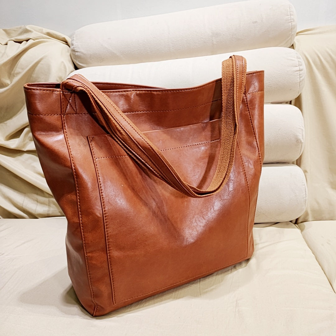Nova - Élégante sac en cuir avec fermeture par bouton-pression et espace de rangement supplémentaire.