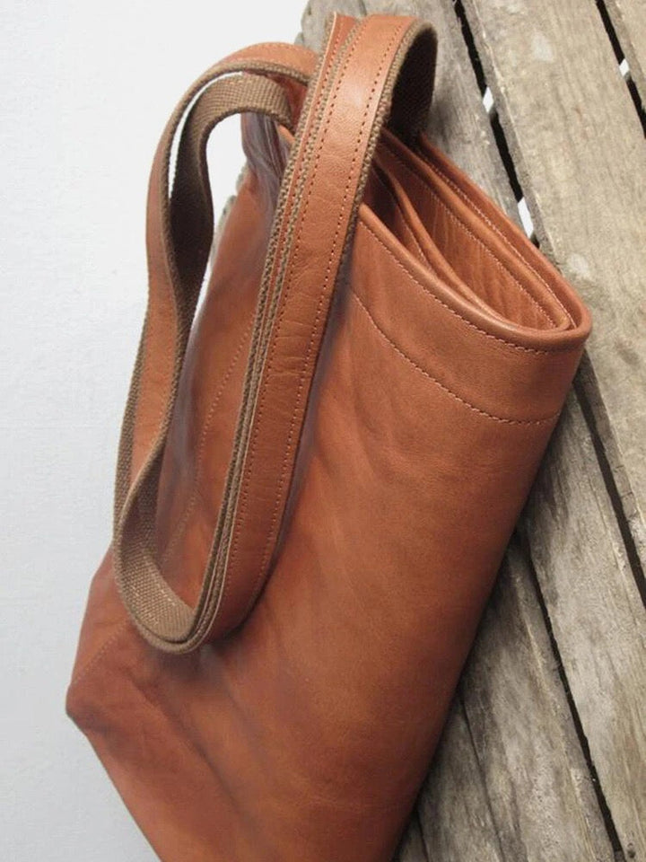 Nova - Élégante sac en cuir avec fermeture par bouton-pression et espace de rangement supplémentaire.